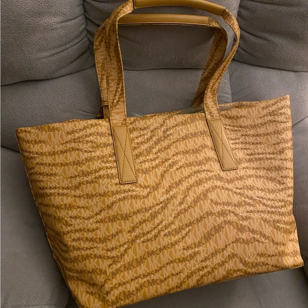 NEW AUTHENTIC Michael Kors extra large tote/overnight bag